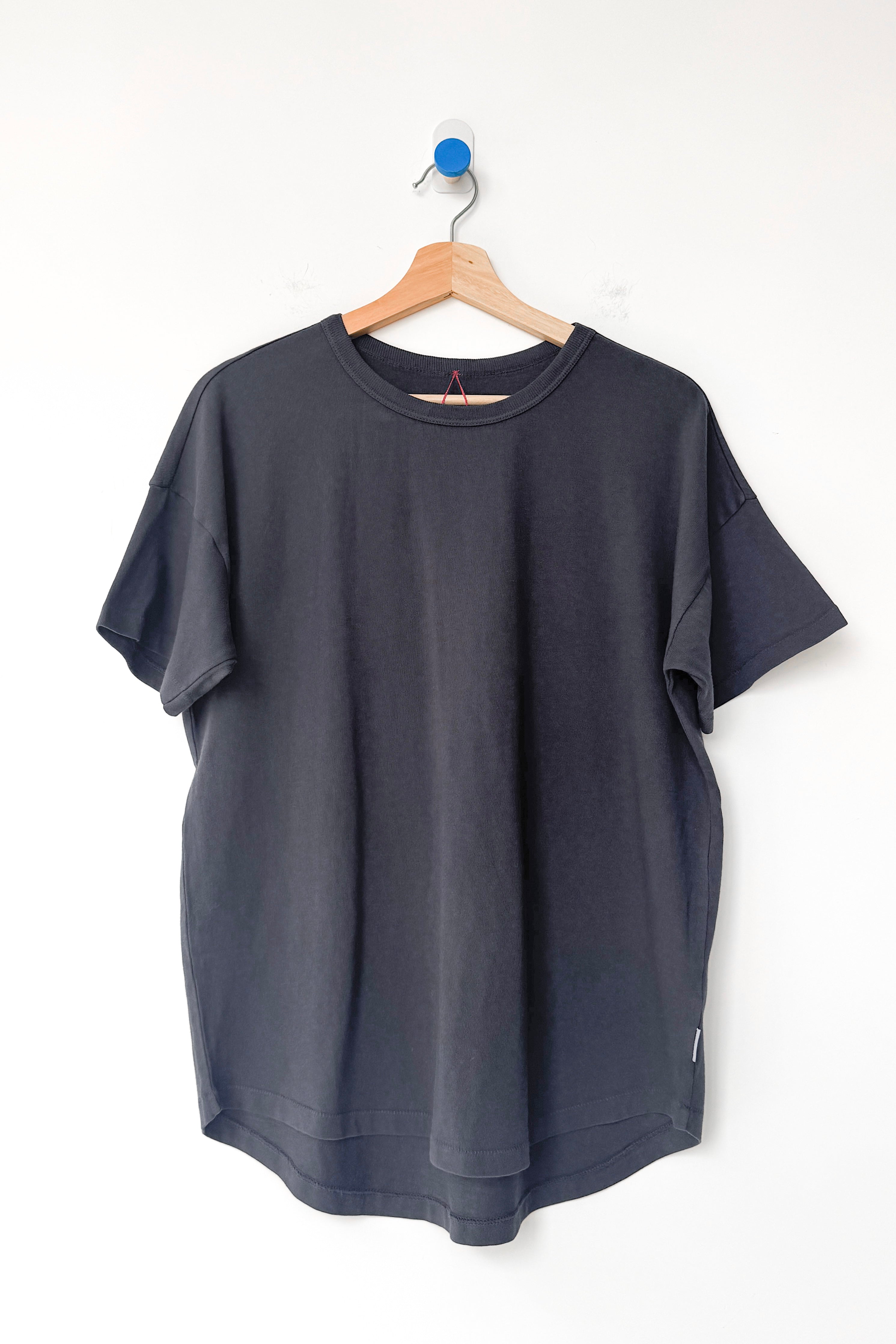 Her Tee - Carbon