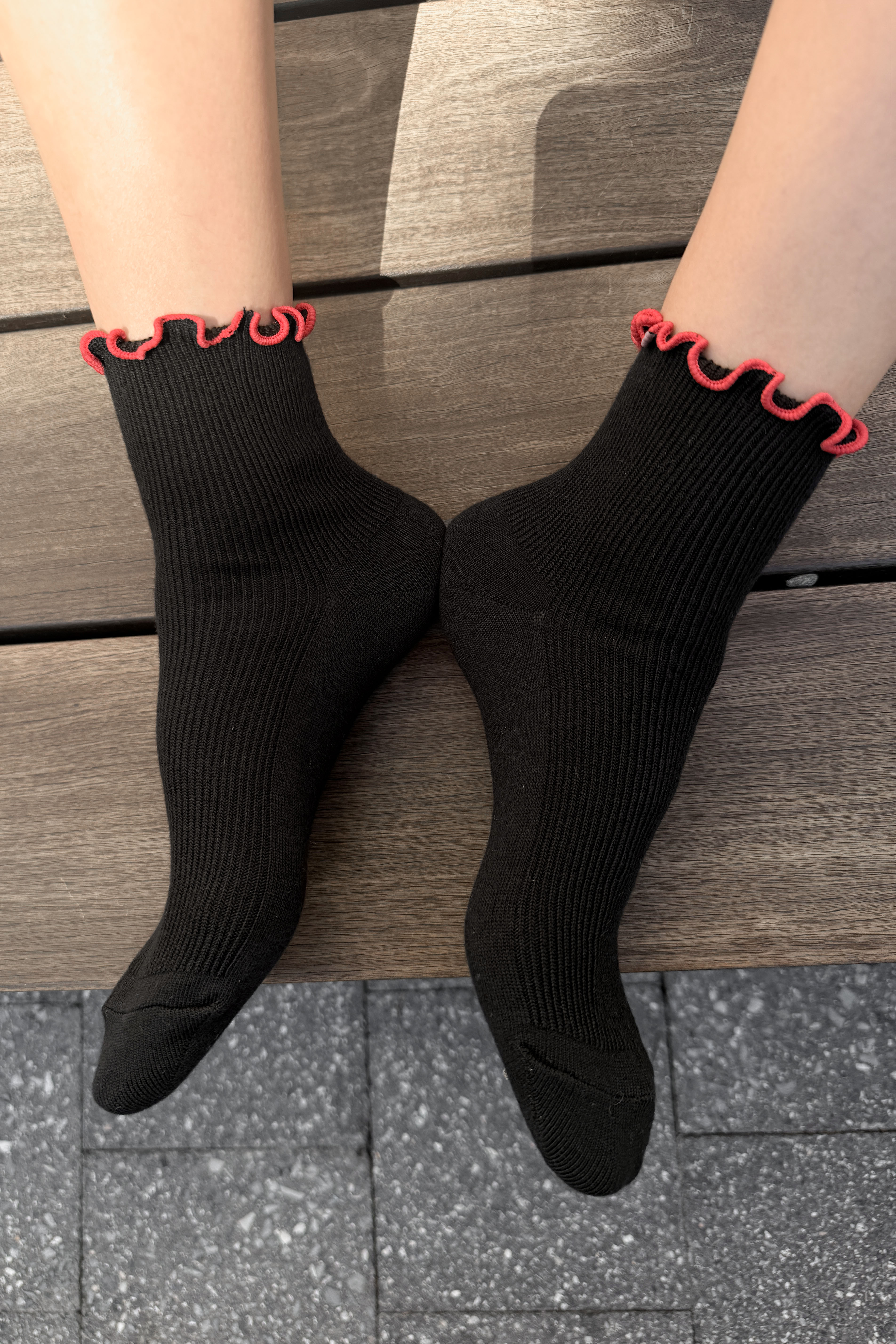 The Petite Ruffled Modal Socks - Black / Red