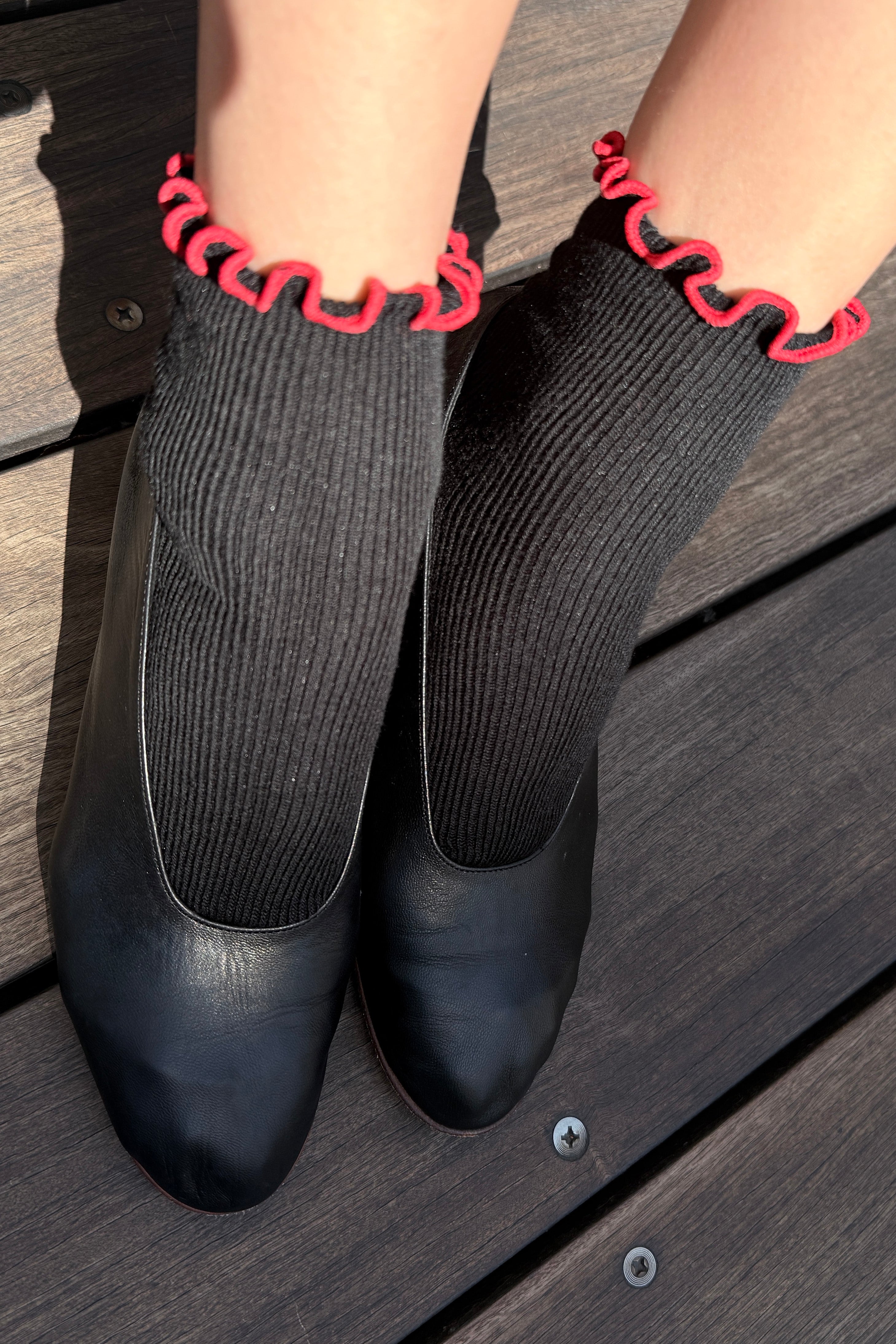 The Petite Ruffled Modal Socks - Black / Red