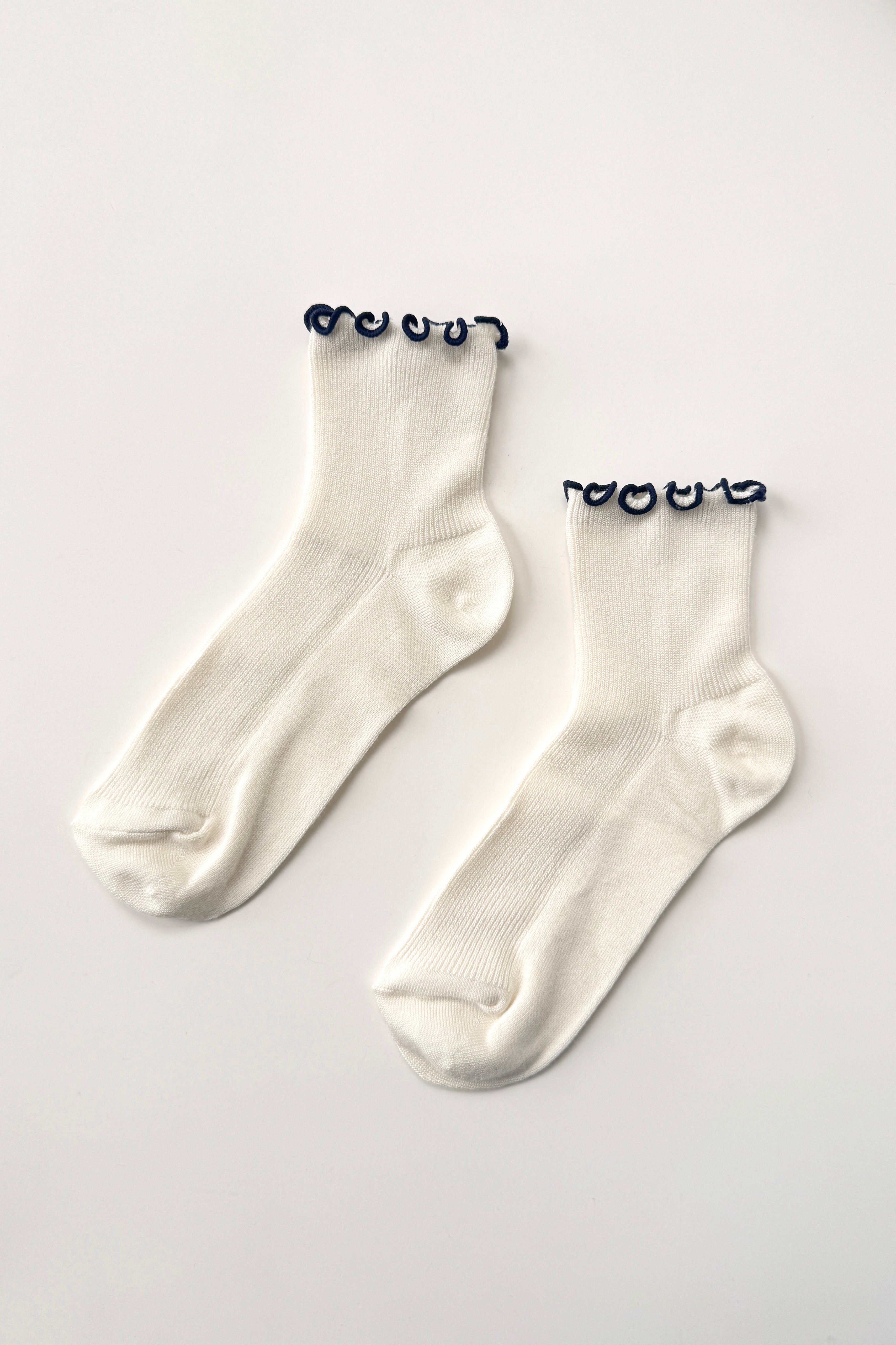 The Petite Ruffled Modal Socks - Soft White / Navy