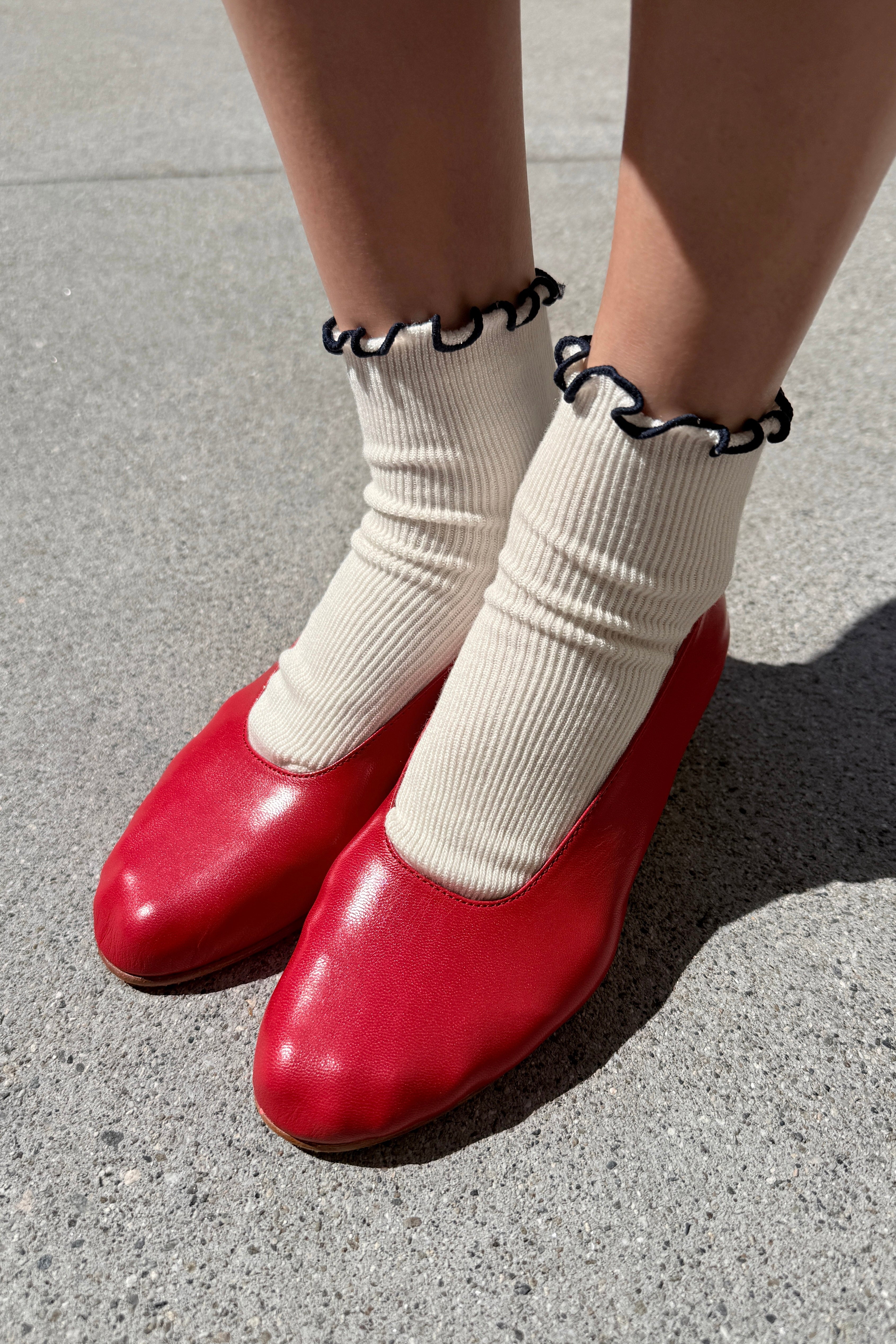 The Petite Ruffled Modal Socks - Soft White / Navy
