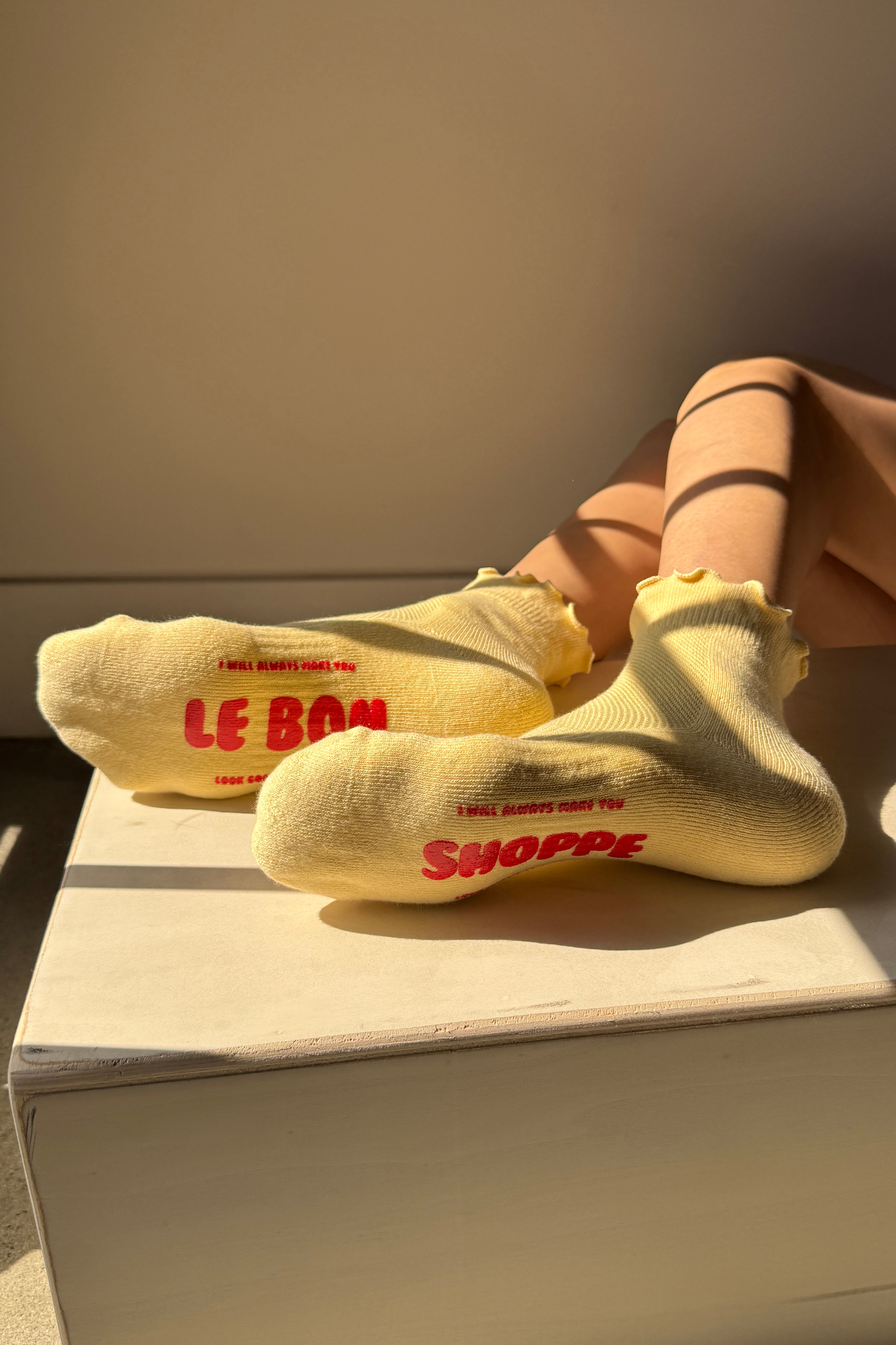 Ruffled Hugger Crew Socks - Banana Cream / Red
