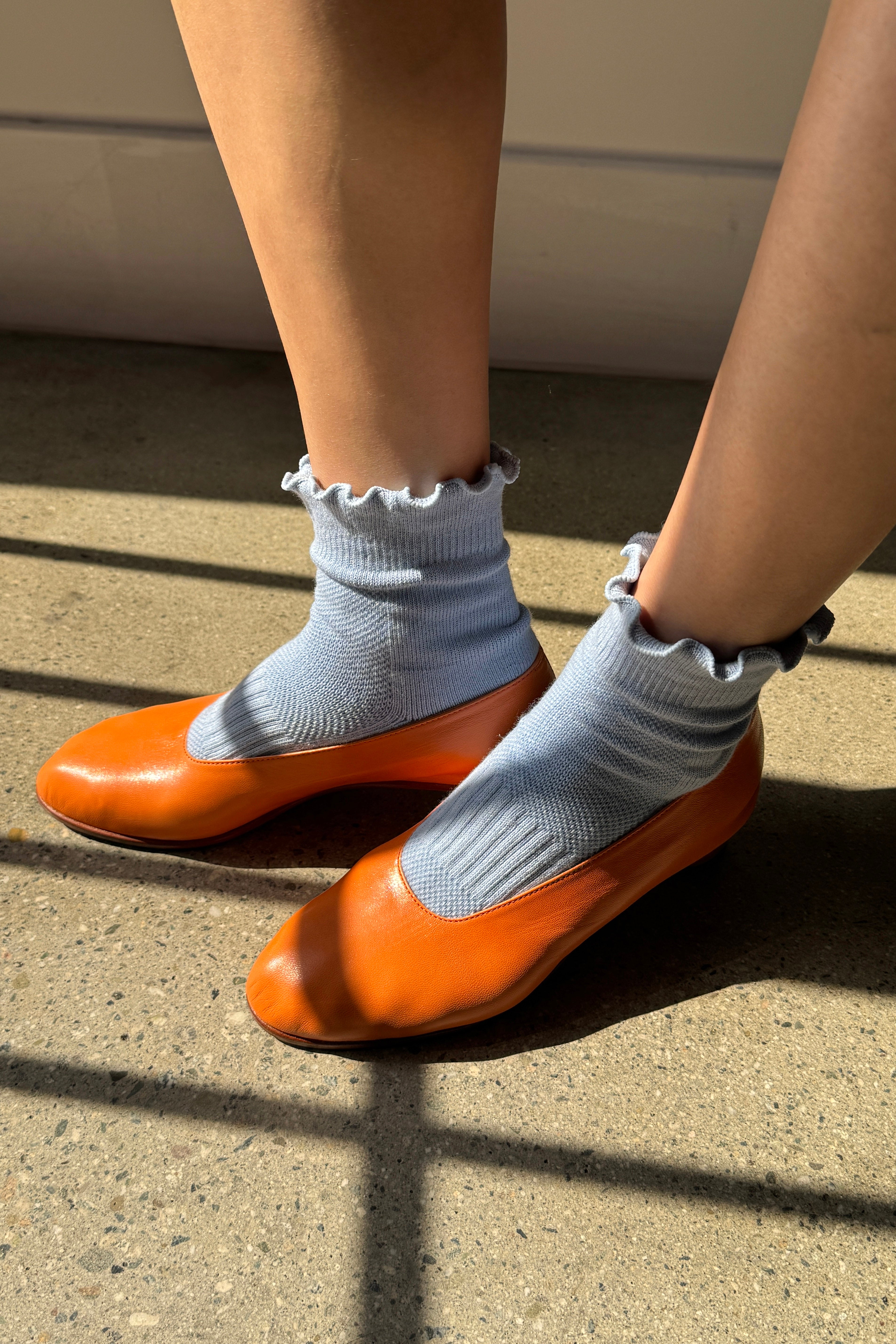 Ruffled Hugger Crew Socks - Periwinkle / Red