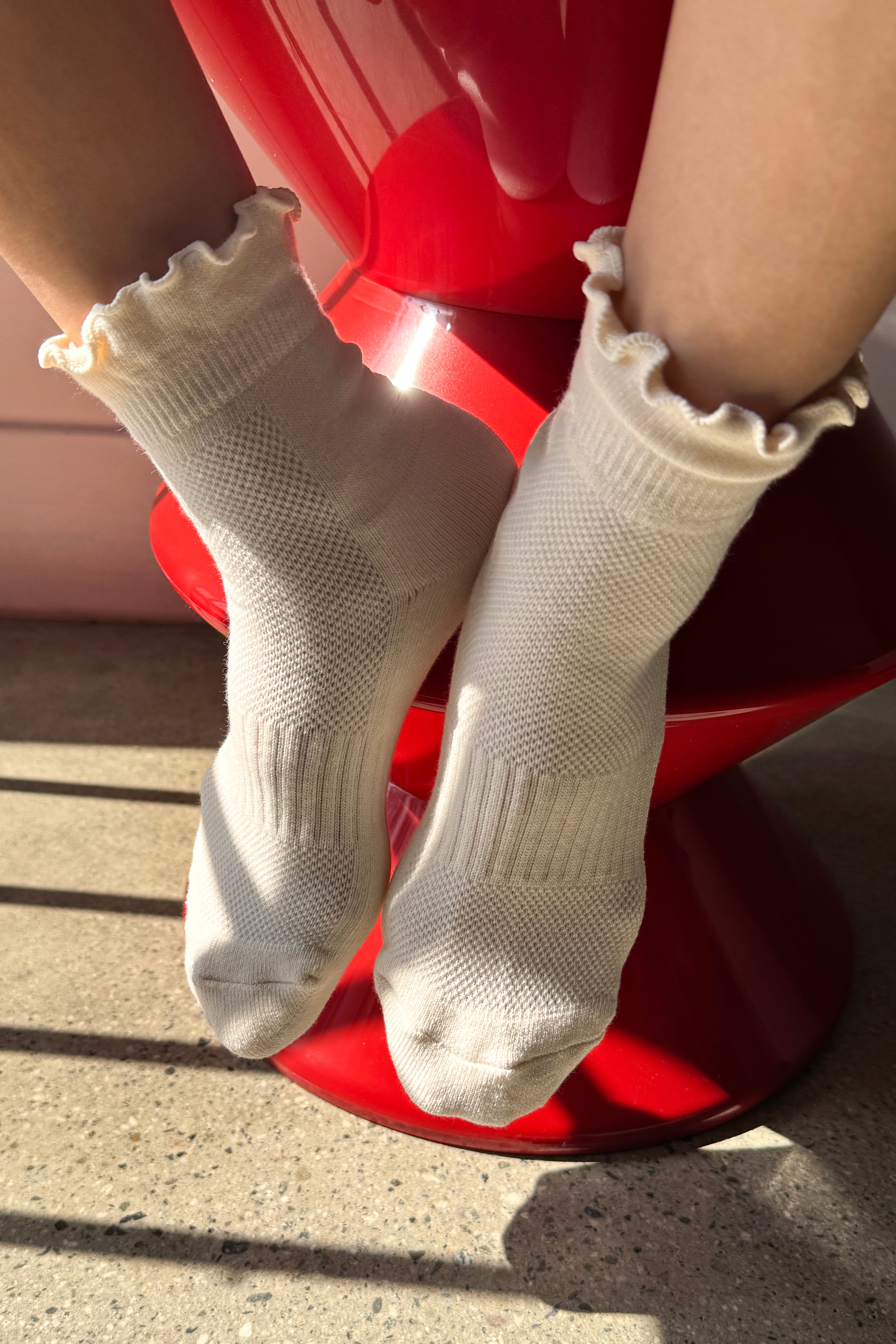 Ruffled Hugger Crew Socks - Vanilla / Red