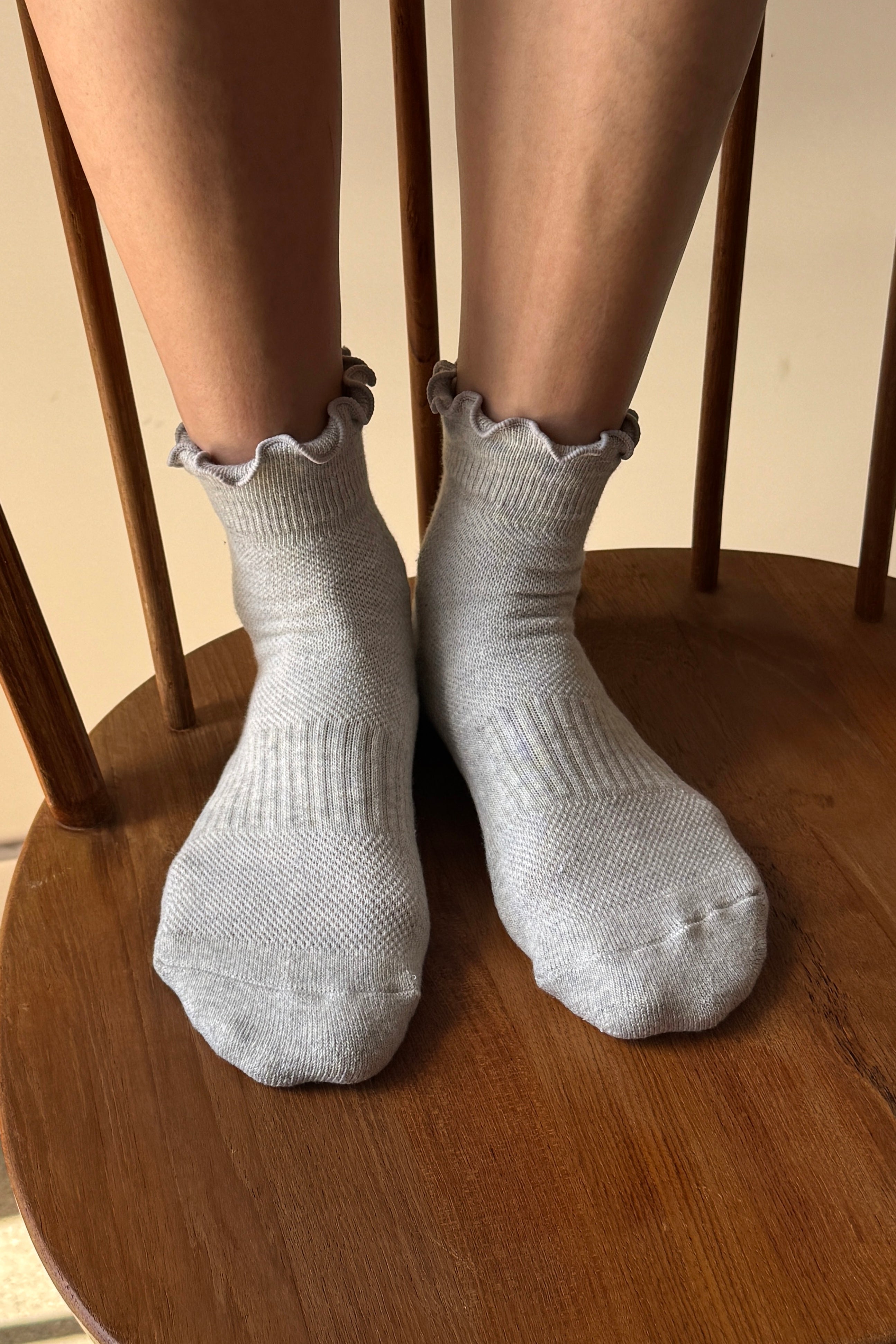Ruffled Hugger Crew Socks - Ht. Grey/Red