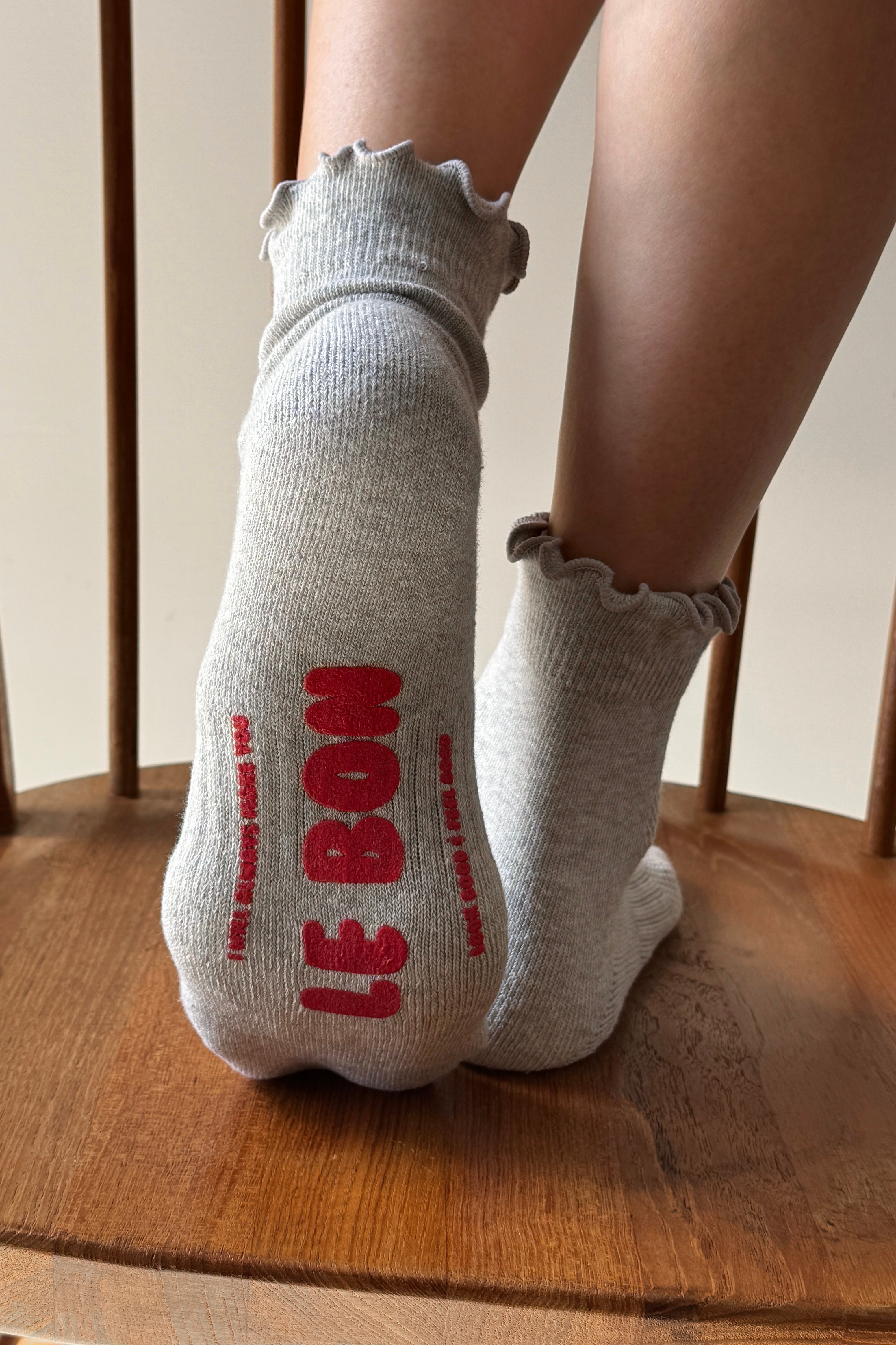 Ruffled Hugger Crew Socks - Ht. Grey/Red