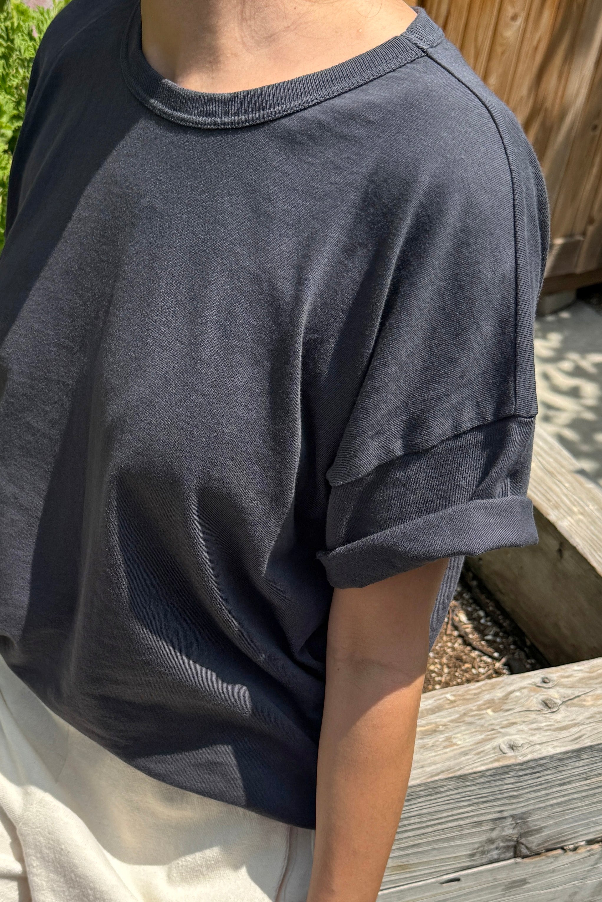 Her Tee - Carbon