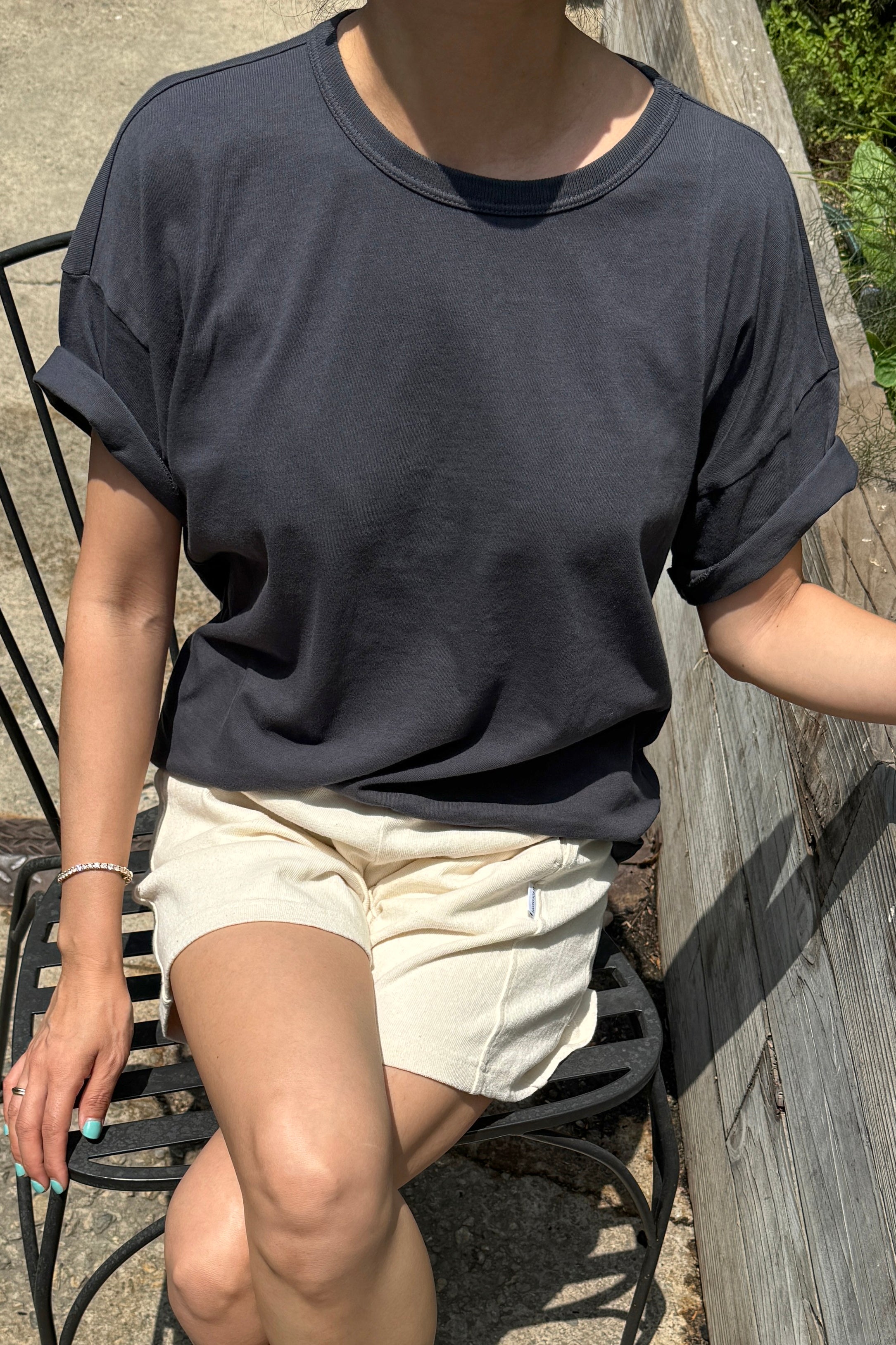Her Tee - Carbon
