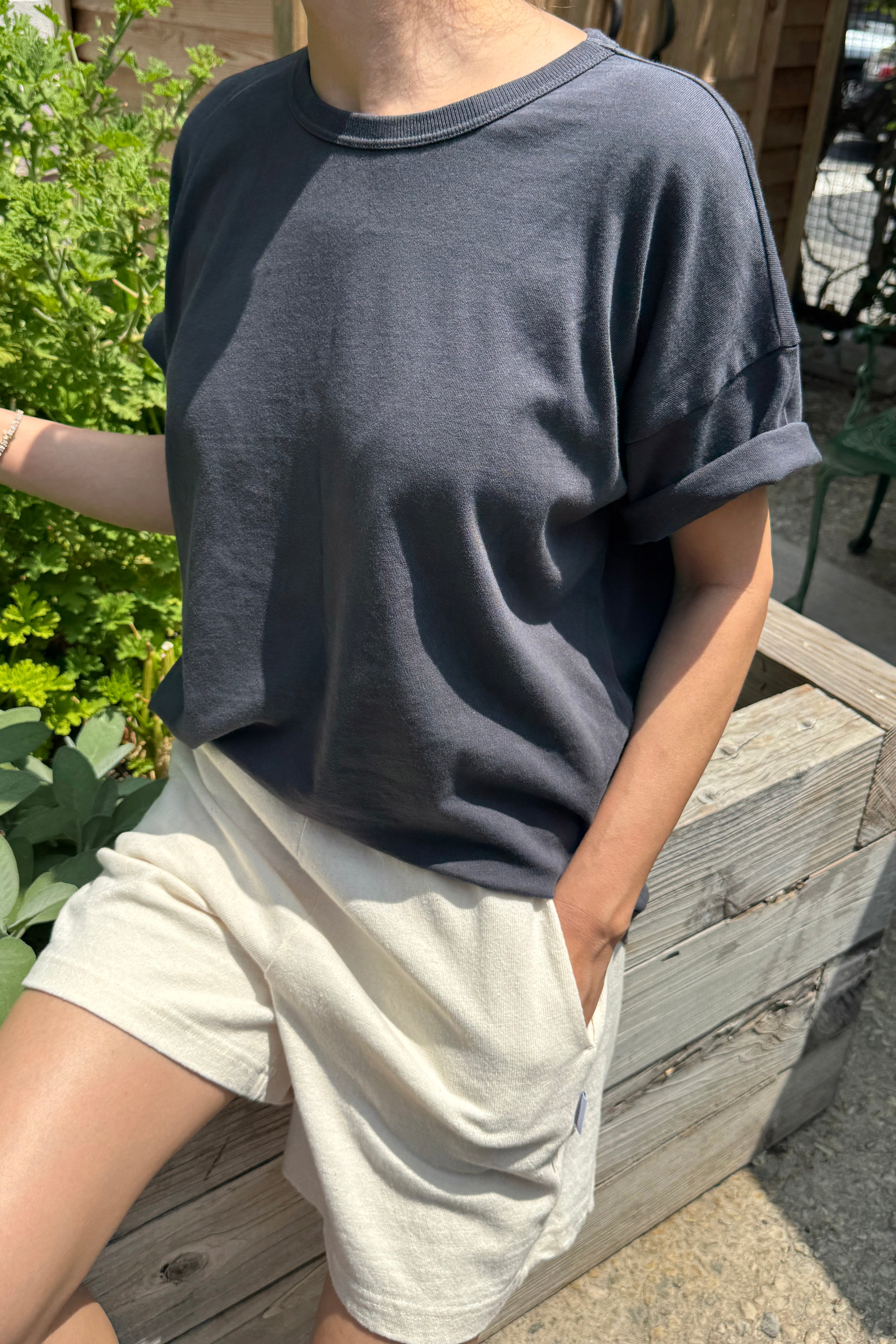 Her Tee - Carbon