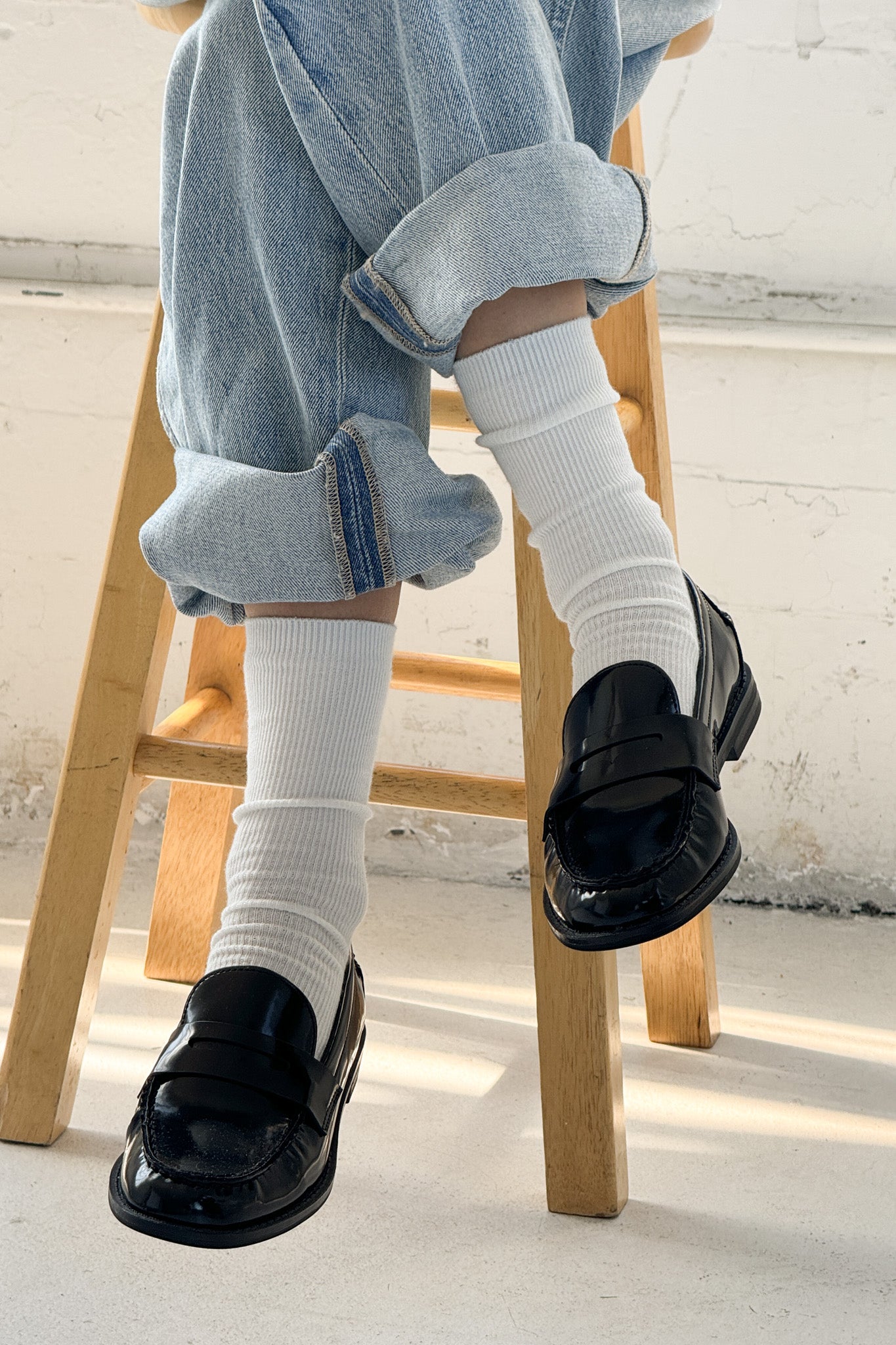 short dress pants with socks Should you wear short socks with a suit? , Absolutely not! A true gentleman knows that exposed skin between your trousers and shoes is a major style mistake. Long socks are the only way to keep your