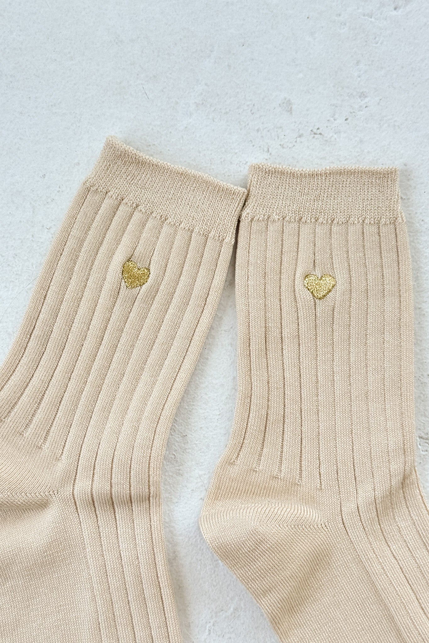 Ses Chaussettes Brodées (Coton MC) - Porcelaine + Coeur Doré