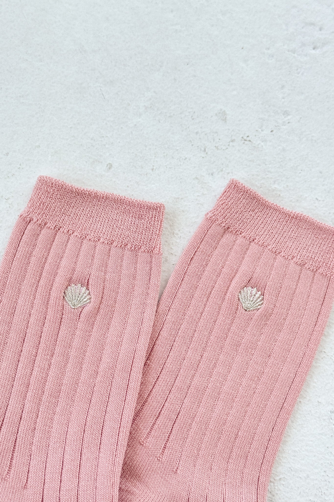 Ses Chaussettes Brodées (Coton MC) - Soda Rose + Coquillage Argenté