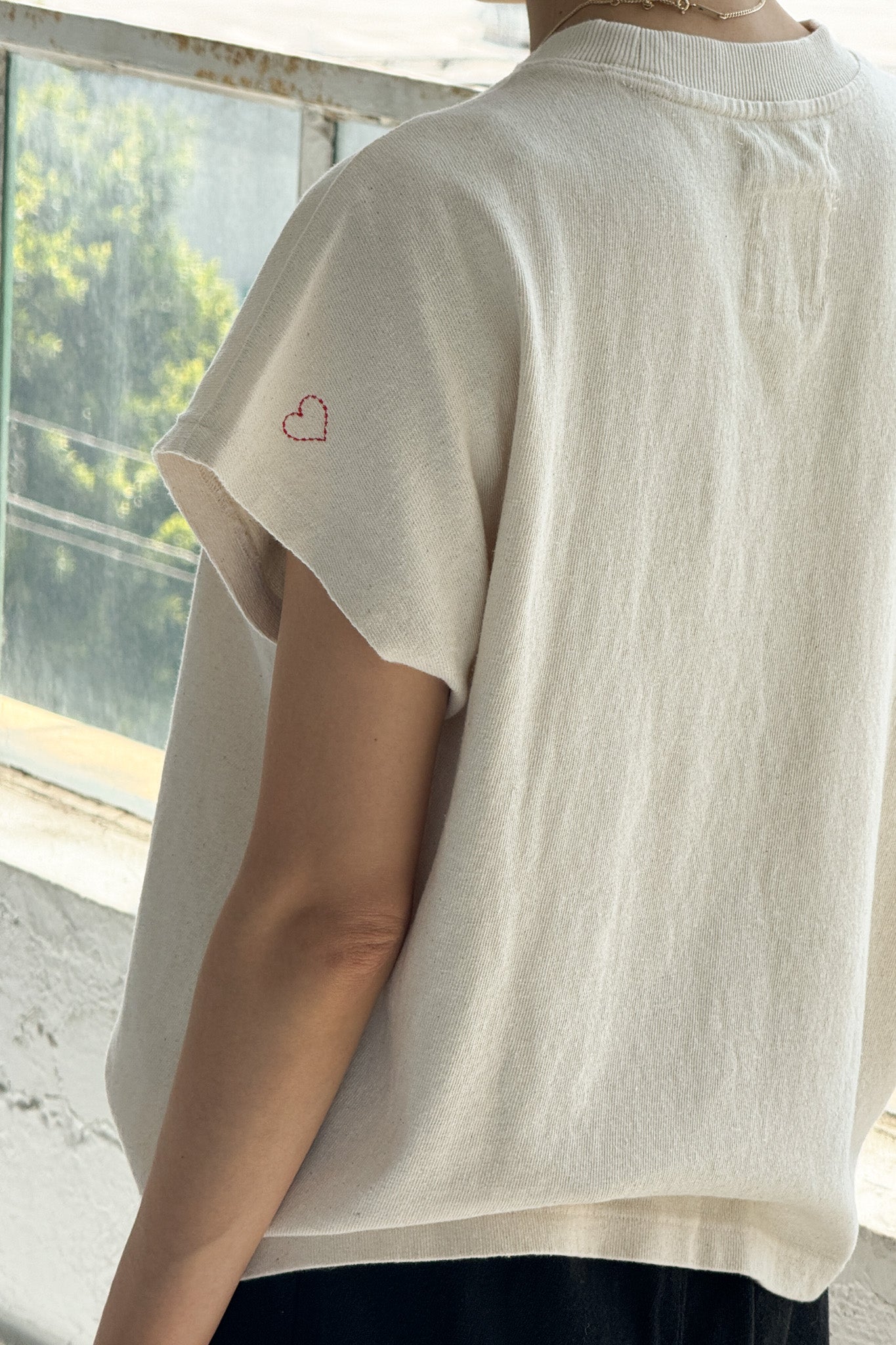 Embroidered Jeanne Tee - Naturel + Heart