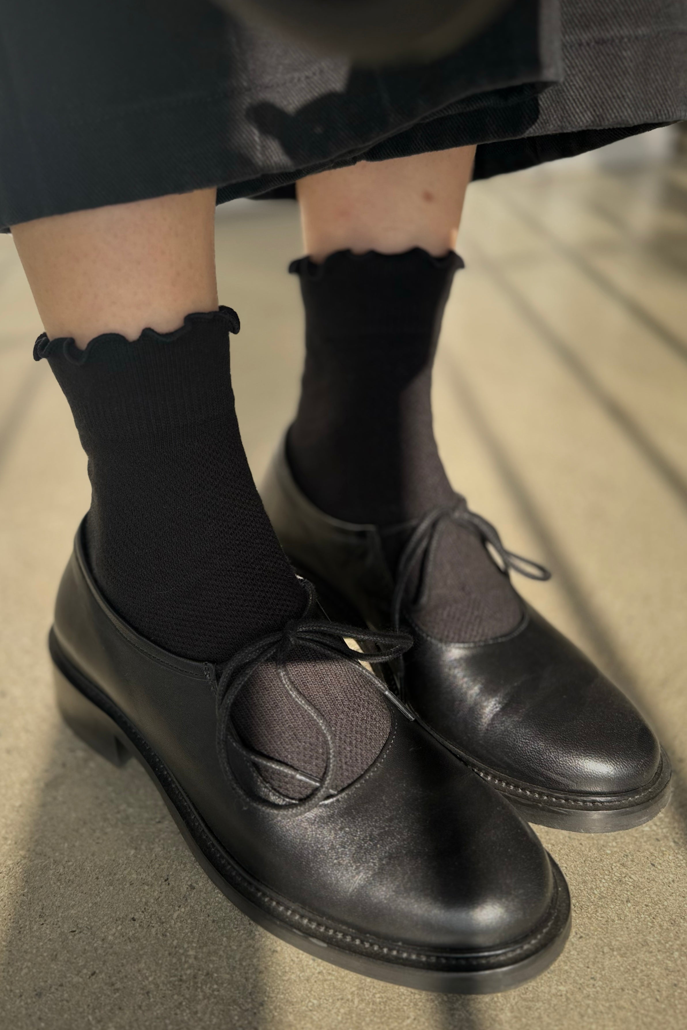 Ruffled Hugger Crew Socks - Black / Black