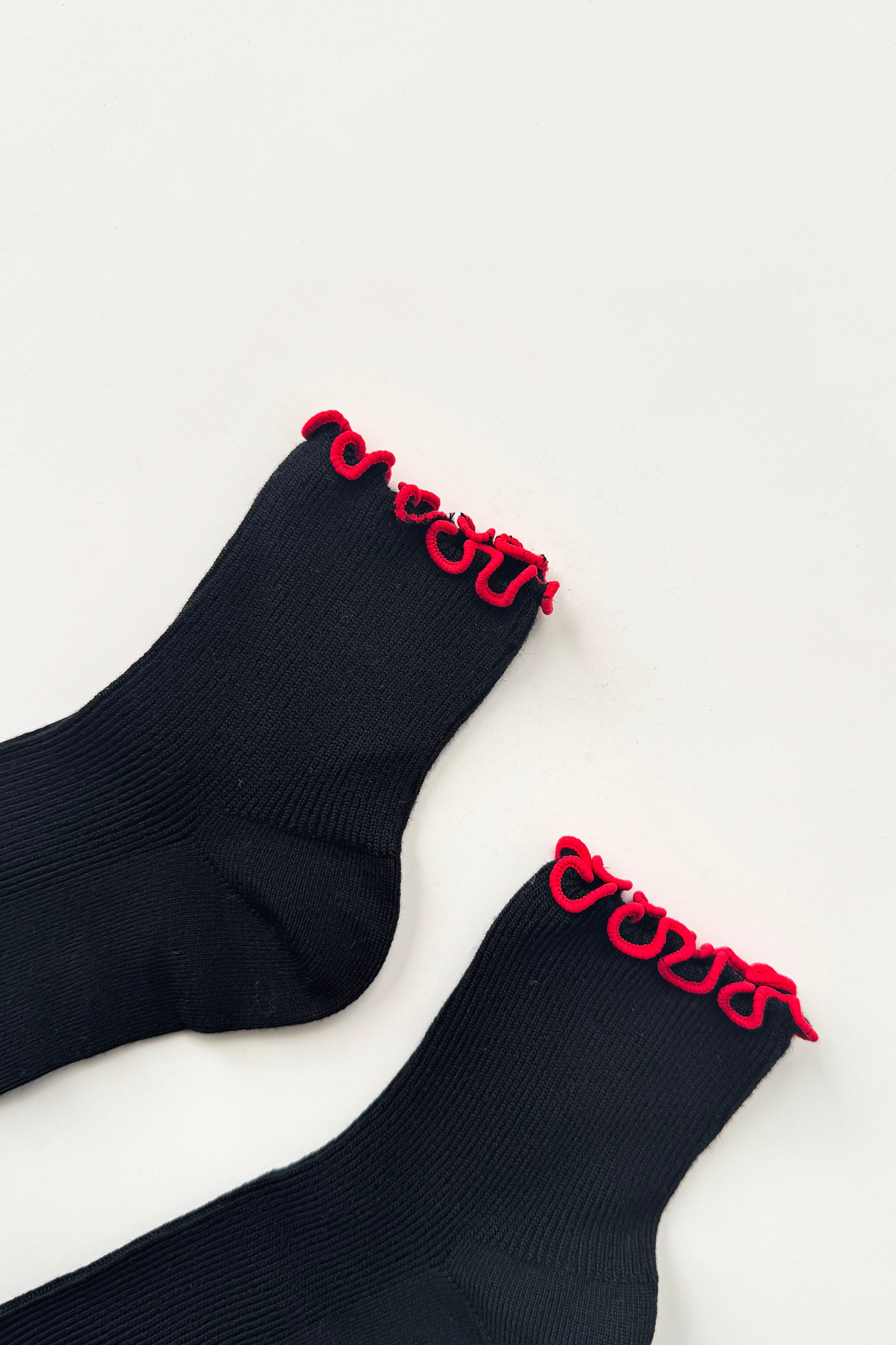 The Petite Ruffled Modal Socks - Black / Red
