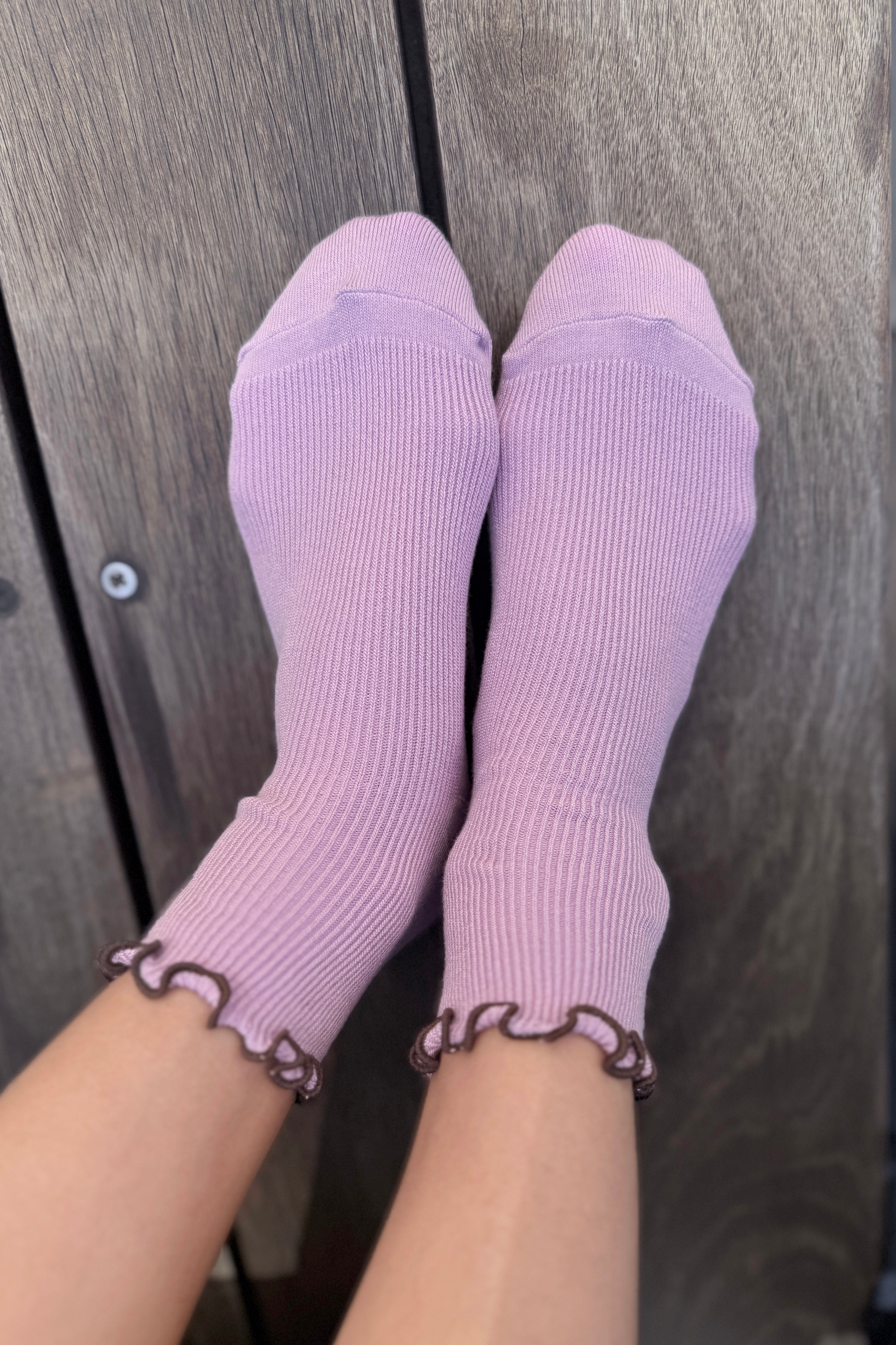 The Petite Ruffled Modal Socks - Lilac / Brown