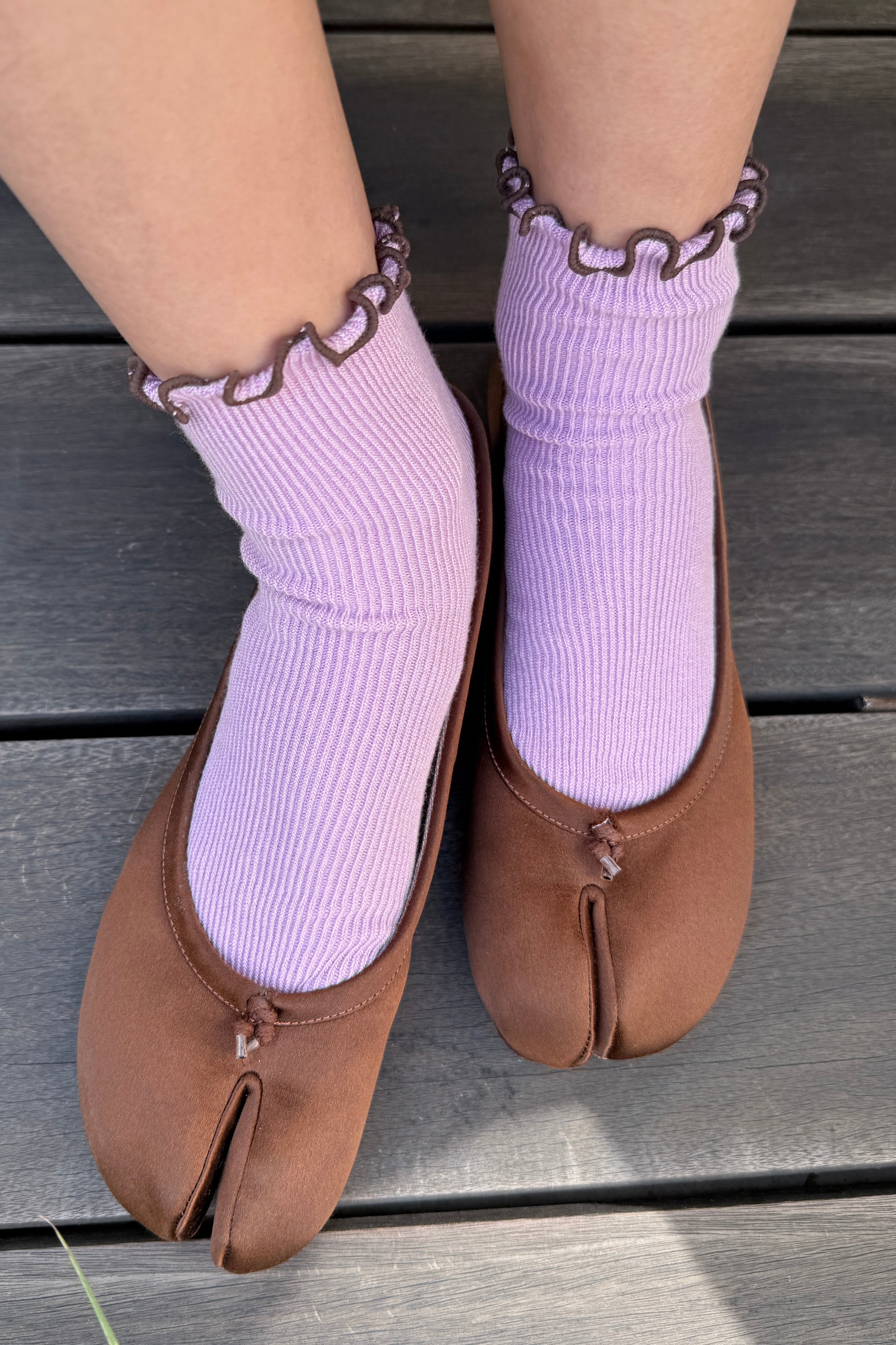 The Petite Ruffled Modal Socks - Lilac / Brown