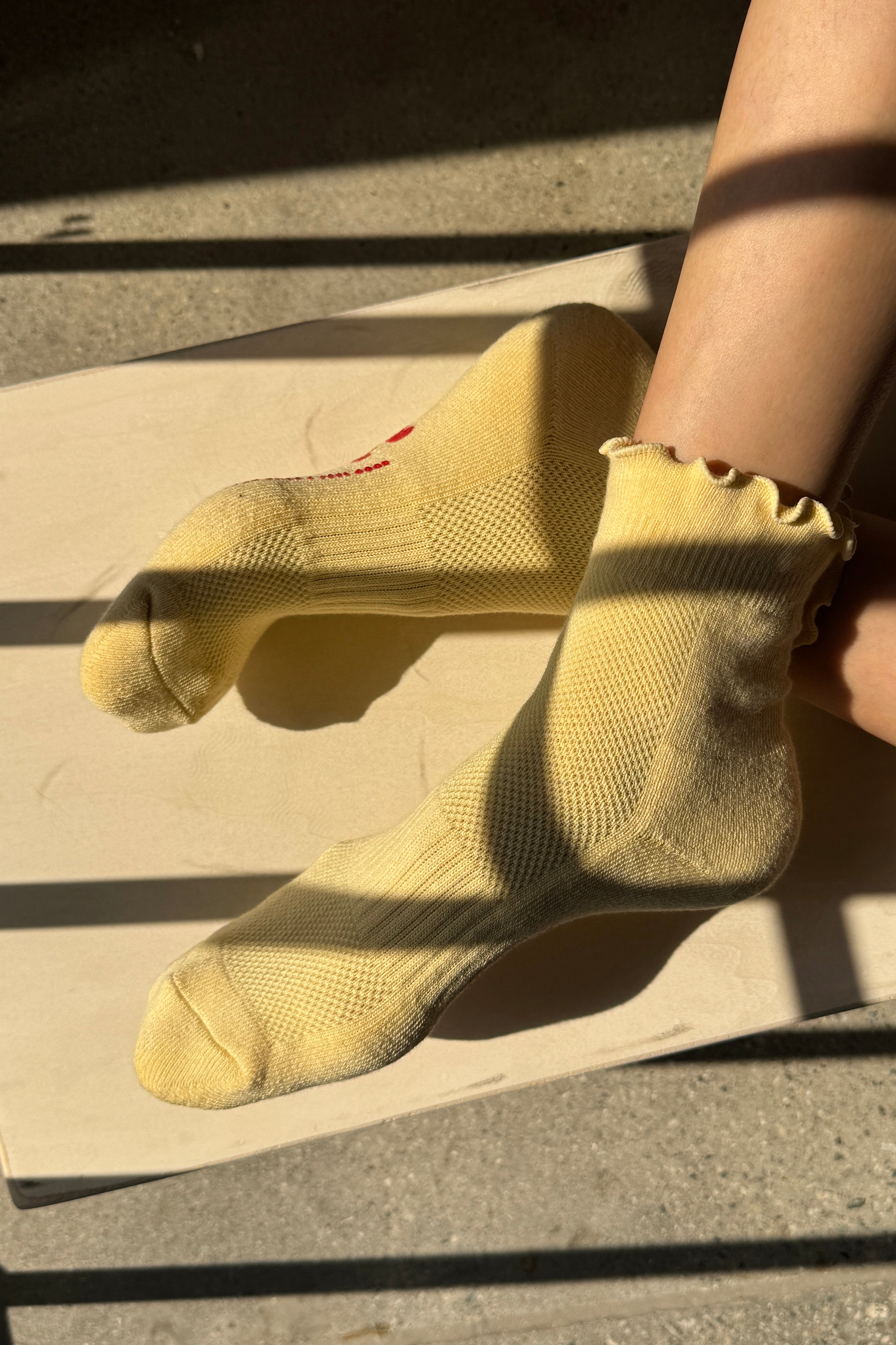Ruffled Hugger Crew Socks - Banana Cream / Red