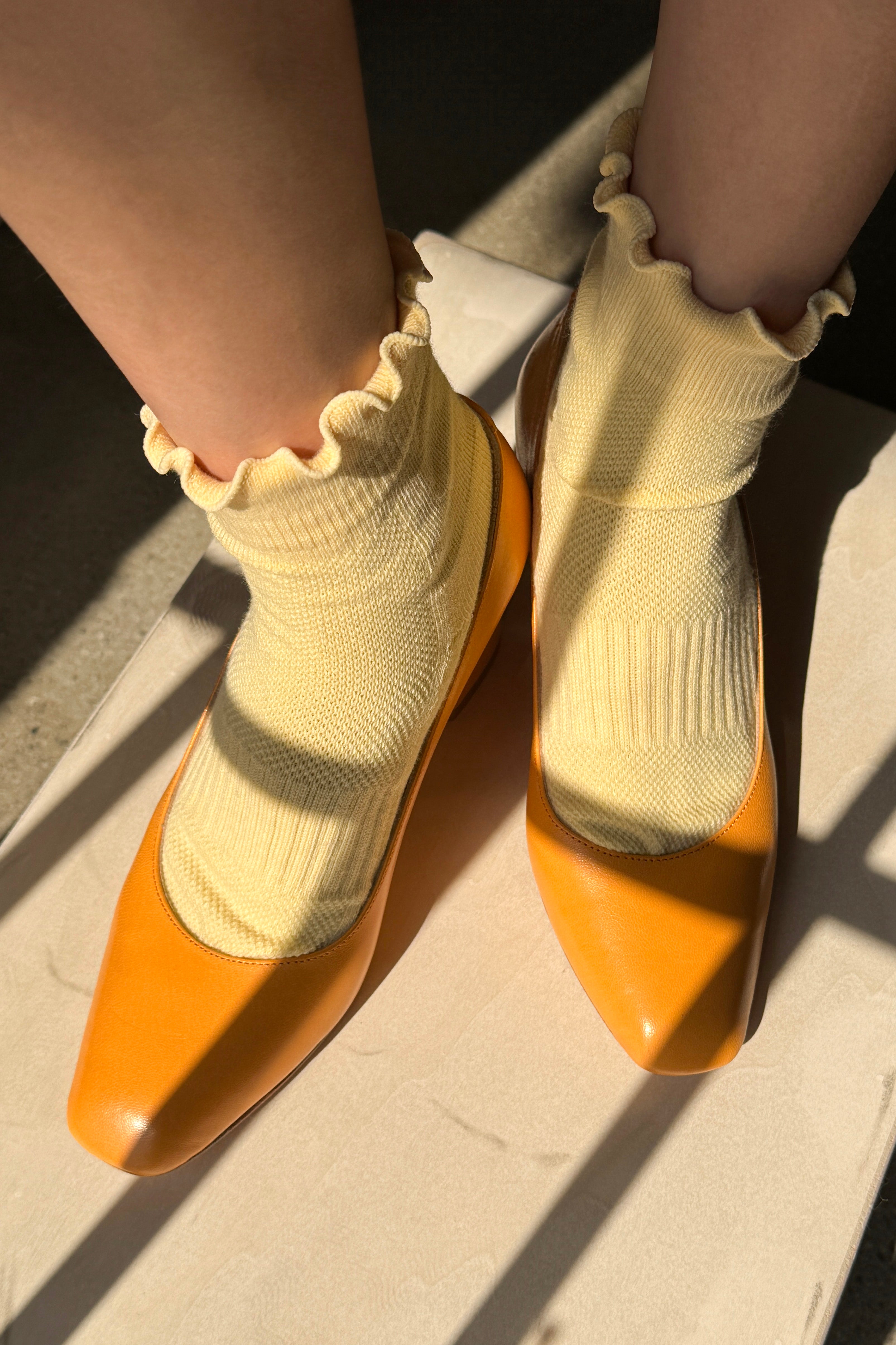 Ruffled Hugger Crew Socks - Banana Cream / Red