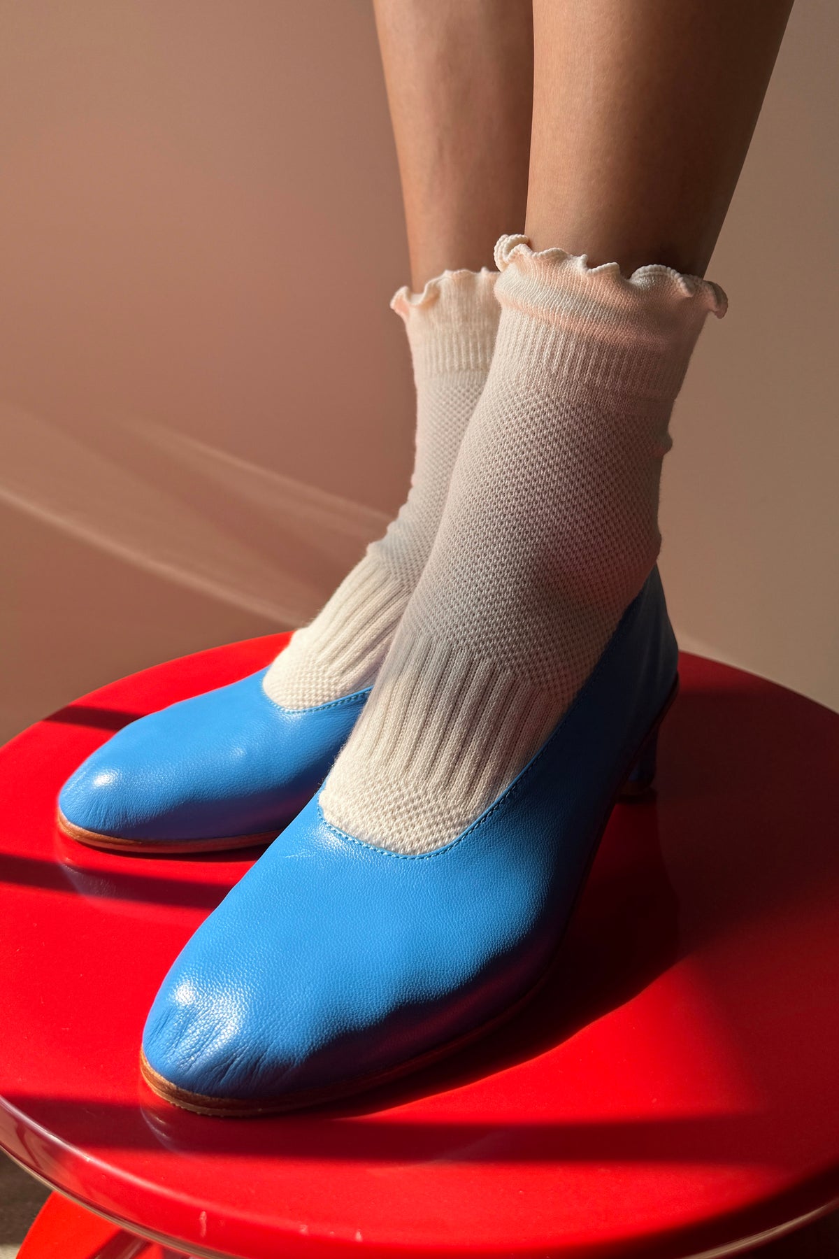 Ruffled Hugger Crew Socks - Vanilla / Red