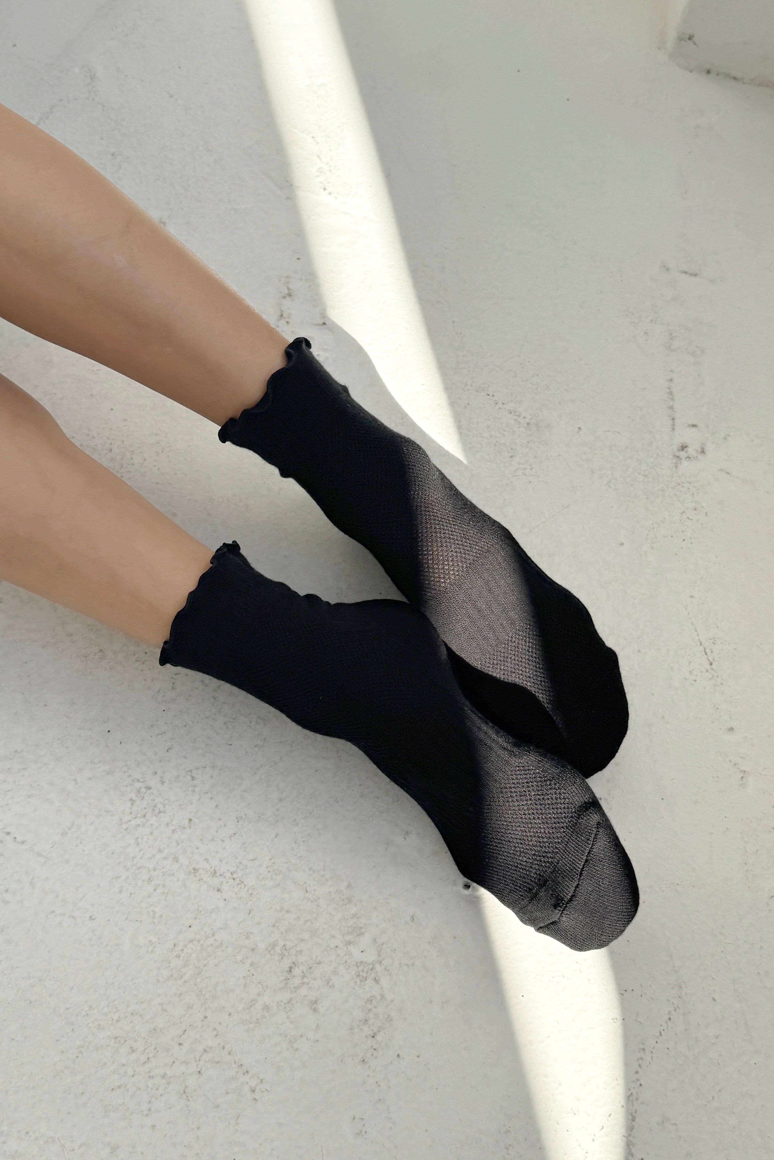 Ruffled Hugger Crew Socks - Black / Black
